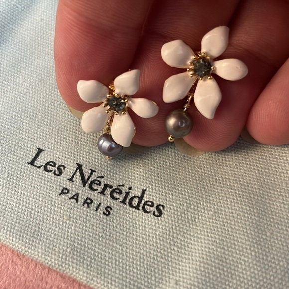 Les NEREIDES  White Jasmine Flower and Pearl Dangle - Picture 1 of 5